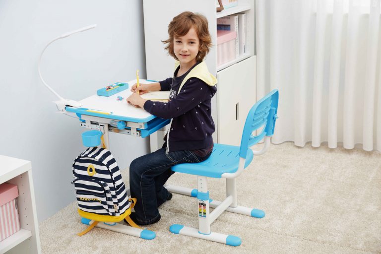 Bureau pour enfants avec chaise de bureau réglable en hauteur de manière ergonomique - image alternative