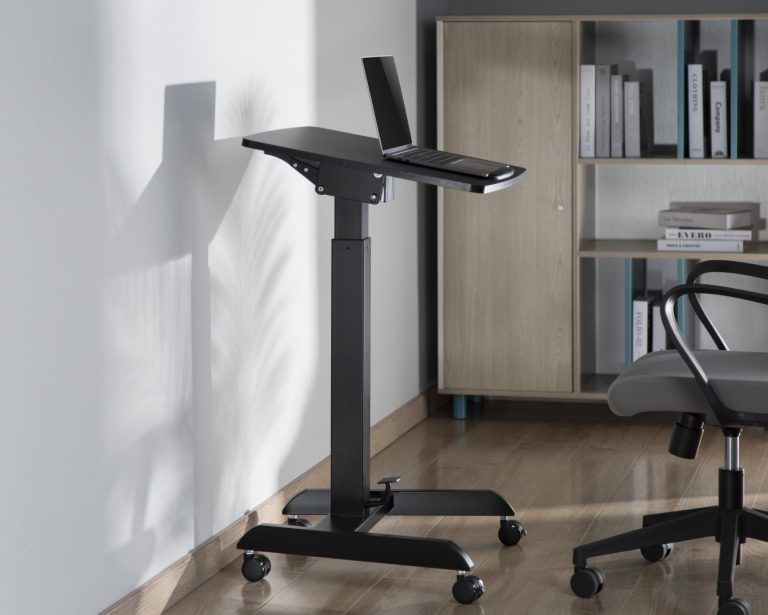 Bureau assis debout table d'ordinateur portable - bureau de présentation - mobile - image alternative