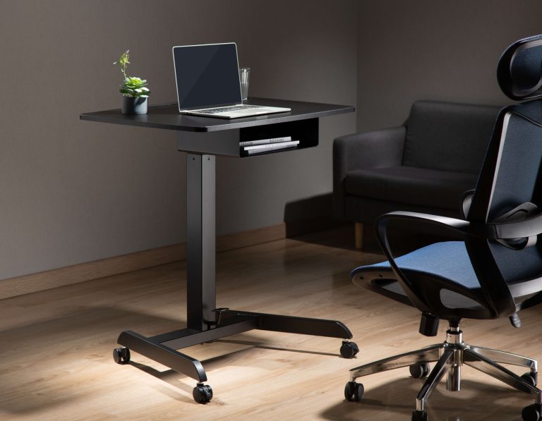 Bureau assis debout table d'ordinateur portable - bureau de présentation - mobile - image alternative