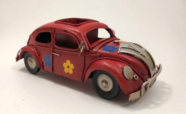 Beetle voiture métal avec petit bac de rangement plumier rouge