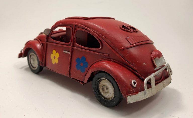 Beetle voiture métal avec petit bac de rangement plumier rouge - image alternative